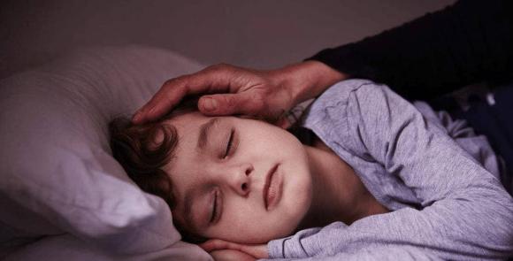 Tuổi con trai ngủ xa mẹ muộn nhất là bao nhiêu? Chuyên gia về chăm sóc trẻ: 'Hầu hết các bà mẹ đều làm sai!'