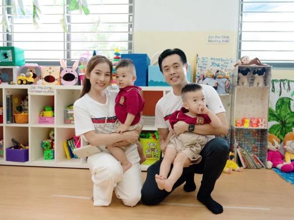 Vợ chồng Dương Khắc Linh đưa con đi học ngày đầu tiên, cặp song sinh gây bất ngờ vì chẳng có một tiếng khóc mà còn vui vẻ hết cỡ