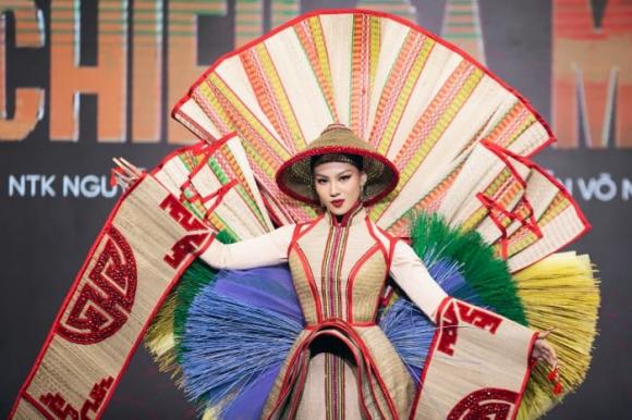 Tưng bừng đêm thi trang phục HHHV Việt Nam 2022: 'Chiếu Cà Mau' sẽ trở thành quốc phục của tân Hoa hậu mang tới Miss Universe