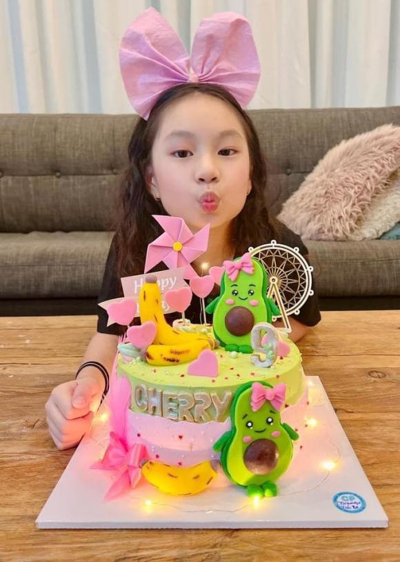 Con gái Lý Hải - Minh Hà được ba mẹ tổ chức sinh nhật ấm cúng tại gia, cô bé gây sốt với ngoại hình cực xinh xắn