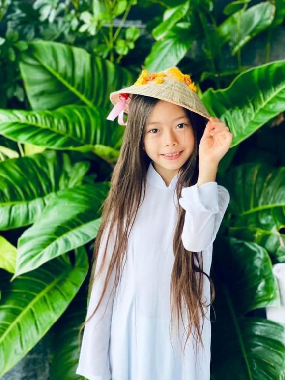 Con gái Đoan Trang xinh nức nở khi mặc áo dài dự lễ tổng kết, câu chuyện phía sau cũng cực đáng yêu
