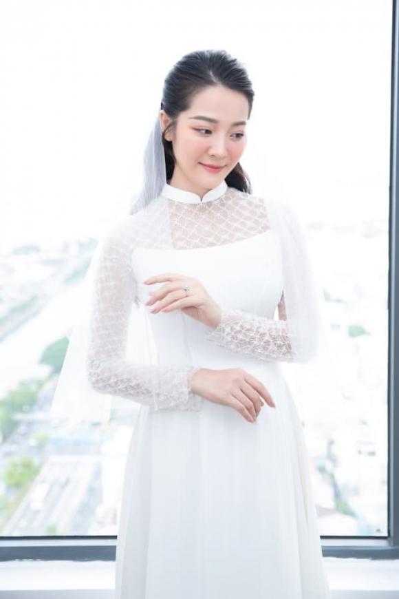 Karen Nguyễn diện áo dài trắng tinh khôi, ông xã lại nổi bần bật vì trang phục quá độc trong lễ vu quy