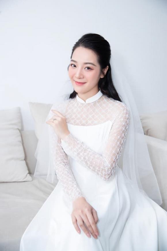 Karen Nguyễn diện áo dài trắng tinh khôi, ông xã lại nổi bần bật vì trang phục quá độc trong lễ vu quy