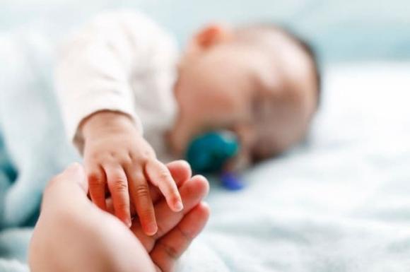 chăm con, trẻ sơ sinh nằm gối khi ngủ, an toàn khi ngủ, trẻ sơ sinh có nên nằm gối