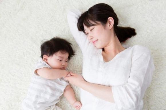 chăm con, trẻ sơ sinh nằm gối khi ngủ, an toàn khi ngủ, trẻ sơ sinh có nên nằm gối