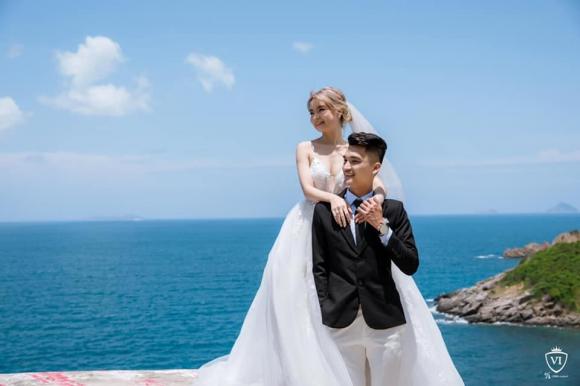 Cô dâu chú rể xăm hình cho nhau ngay trong lễ cưới  Chuyện lạ  Vietnam  VietnamPlus