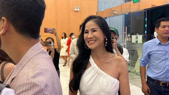 Đám cưới Hồ Bích Trâm: Cô dâu mũm mĩm hơn khi mang bầu, Khả Như nổi bật với đầm cắt xẻ cùng dàn sao Việt nô nức đến dự