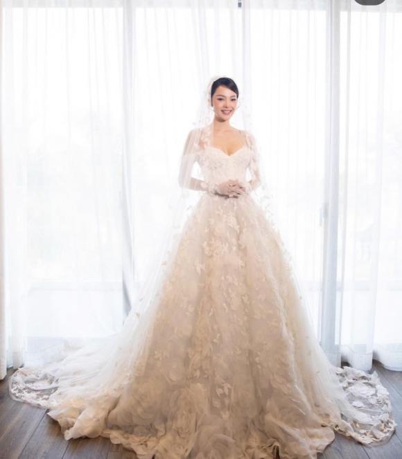 Có gì ở bộ đầm cưới gần 400 triệu của Minh Hằng đến từ hãng thời trang được sao Hollywood ưa chuộng?