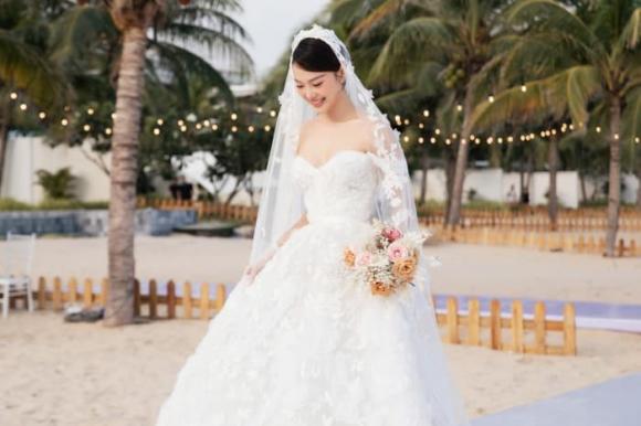Không chỉ đầm cưới, ngắm những món trang sức và nhẫn cưới của Minh Hằng trong hôn lễ mới thấy sự xa hoa cầu kì