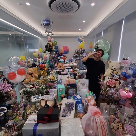 Bị chê xuống dốc nhan sắc và hết thời, mỹ nam 'Vườn sao băng' Lee Min Ho đáp trả bằng hình ảnh nhà hạng sang ngập ngụa quà tặng