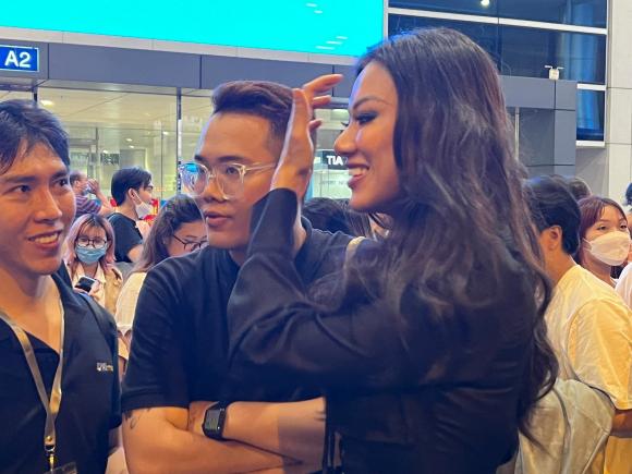 á hậu Kim Duyên, Miss Universe 2021 Harnaaz Sandhu, sao Việt