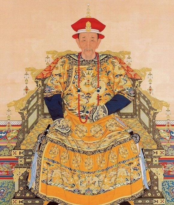 hoàng đế Khang Hy, Viên Hiến công chúa, Cố Luân công chúa, long bào, mặc long bào khi chôn cất