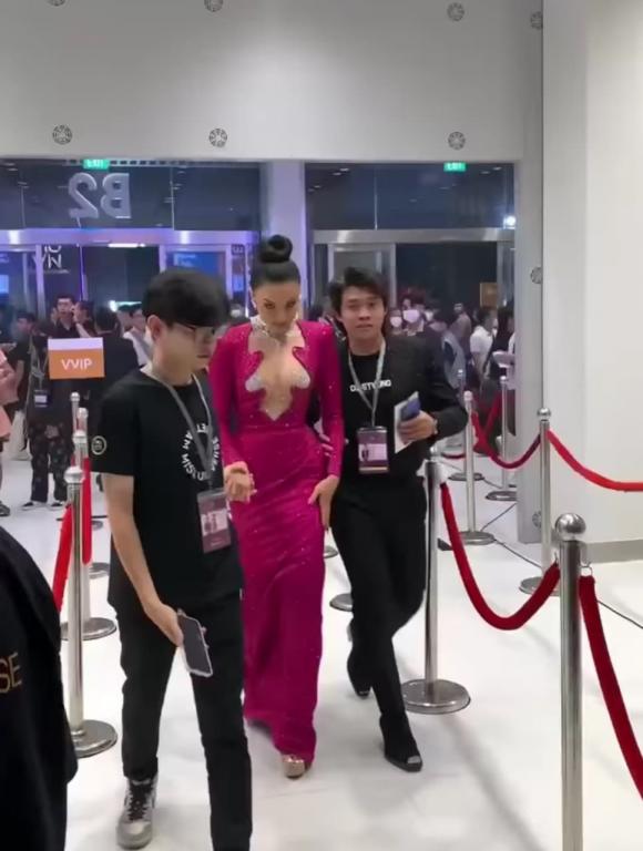 Á hậu Kim Duyên vướng nghi vấn mặc váy nhái khi xuất hiện tại đêm Chung kết Hoa hậu Hoàn vũ Việt Nam 2022