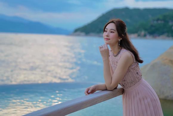Hoa hậu Đặng Thu Thảo khoe nhan sắc đỉnh cao trong loạt ảnh mới nhất, trải qua hai lần sinh nở vẫn khiến fan 'ngẩn ngơ'
