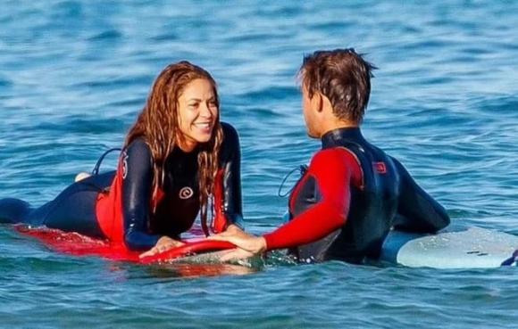 Hậu chia tay Gerard Pique, Shakira tắm biển cùng người đàn ông lạ mặt ở Tây Ban Nha