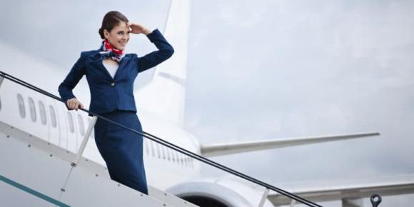 tiếp viên hàng không, tiếp viên, máy bay, dụng cụ đếm người, chắp tay sau hông khi chào hành khách
