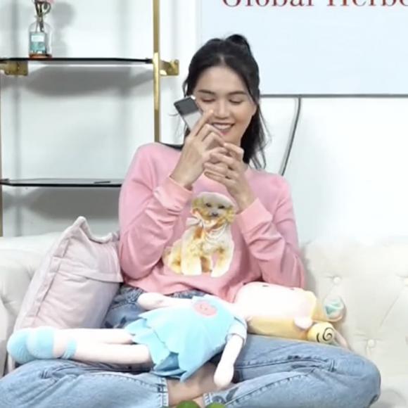 Nữ hoàng nội y ngọc trinh,nữ hoàng nội y Ngọc Trinh gợi cảm,ông trùm chân dài vũ khắc tiệp,sao Việt
