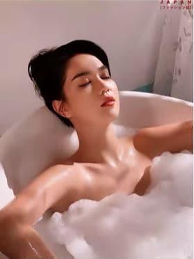 Ngọc Trinh, Ngọc Trinh tắm bồn, sao việt  