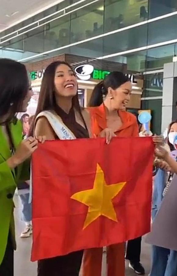 Giữ đúng lời hứa, Hoa hậu Ngọc Châu lộn mèo tại sân bay đón Á hậu Kim Duyên
