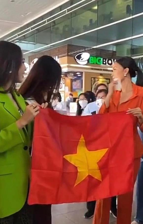 Giữ đúng lời hứa, Hoa hậu Ngọc Châu lộn mèo tại sân bay đón Á hậu Kim Duyên