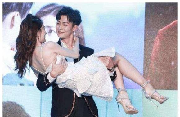 Tại sao bế bổng nữ nhân trong phim lại dễ dàng như vậy? Khi xem ảnh hậu trường, khán giả không thể nhịn được cười 1