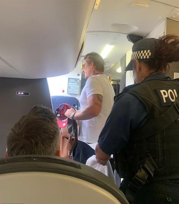  bị tố cáo hành vi lăng mạ các tiếp viên của hãng hàng không British Airways vì họ không phục vụ đồ uống có cồn cho anh