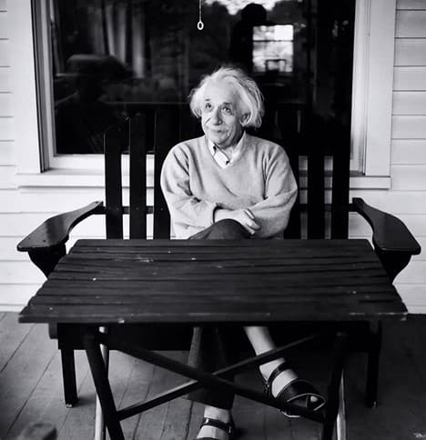 einstein, nhà khoa học einstein, khoa học kỳ thú, lý do einstein chỉ chụp ảnh nửa thân trên, giai thoại các nhà khoa học