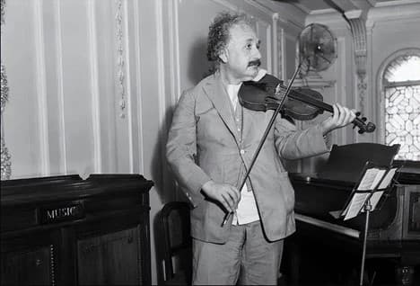 einstein, nhà khoa học einstein, khoa học kỳ thú, lý do einstein chỉ chụp ảnh nửa thân trên, giai thoại các nhà khoa học