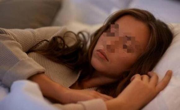 ớn lạnh khi thấy cá sấu bò vào phòng, cá sấu bò vào phòng khi ngủ, ớn lạnh khi ngủ vào ban đêm
