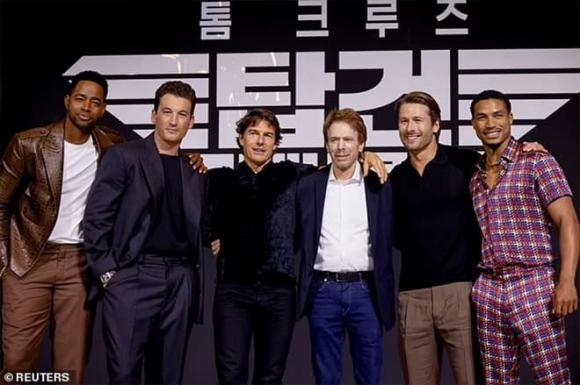  Tom Cruise,  Tom Cruise bị fan quấy rầy xin chữ kí, phim “Top Gun Maverick” đứng vị trí cao nhất phòng vé, sao Hollwood