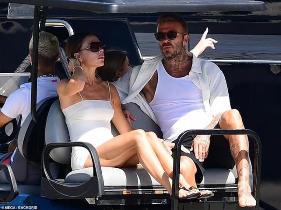 Victoria khoe chân nuột nà sau những khoảnh khắc thân mật bên David Beckham trong chuyến nghỉ dưỡng ở Miami