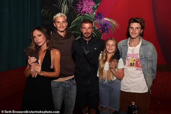 Victoria Beckham, Nicola, Brooklyn, bà Becks cùng gia đình tận hưởng chuyến du lịch ở Miami, Nicola Peltz thể hiện màn âu yếm Brooklyn tại sự kiện Variety Power of Young Hollywood, sao Hoolyywood