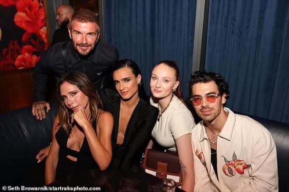 Victoria Beckham, Nicola, Brooklyn, bà Becks cùng gia đình tận hưởng chuyến du lịch ở Miami, Nicola Peltz thể hiện màn âu yếm Brooklyn tại sự kiện Variety Power of Young Hollywood, sao Hoolyywood