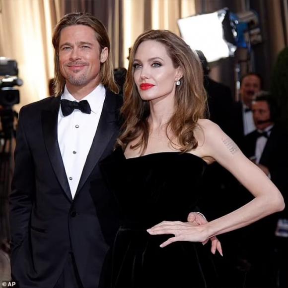 Angelina Jolie, Brad Pitt, Angelina Jolie hạ gục chồng cũ, Angelina Jolie thừa nhận cái tên Jane Doe là của mình, sao Hollywood