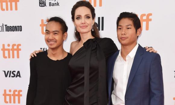 Angelina Jolie, Angelina Jolie khoe vòng bụng săn chắc, Angelina Jolie quá gầy, Angelina Jolie vẫn tiếp tục giành quyền nuôi con, sao Hollywood
