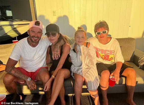 Cruz Beckham, Cruz Beckham chia sẻ một kỷ niệm ngọt ngào trong chuyến du lịch gần đây của gia đình tới Miami, cậu cả Brooklyn và vợ vẫn không tham gia, Victoria tập luyện nghiêm khắc để thay đổi ngoại