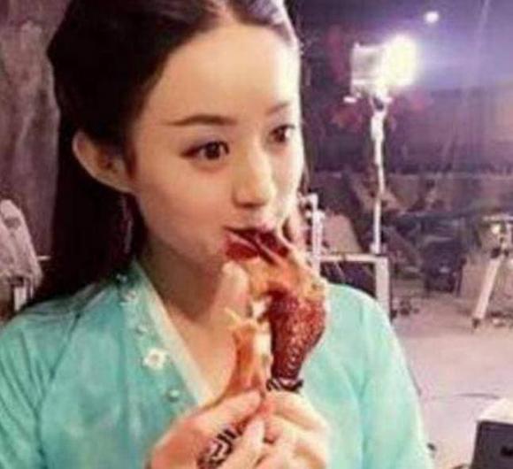 Các sao nữ làm gì trong giờ nghỉ tại trường quay? Ngô Cẩn Ngôn hôn bạn diễn, Angelababy hút thuốc, nhìn sang Triệu Lệ Dĩnh chỉ biết chào thua 2