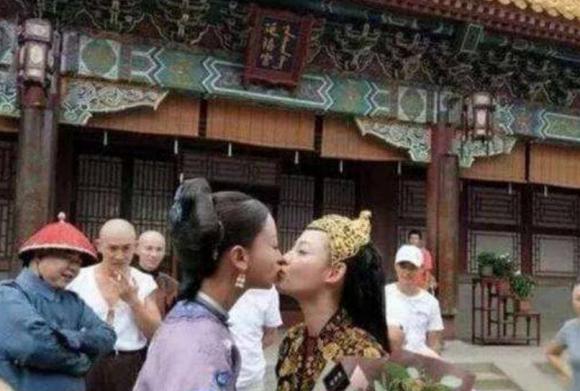 Các sao nữ làm gì trong giờ nghỉ tại trường quay? Ngô Cẩn Ngôn hôn bạn diễn, Angelababy hút thuốc, nhìn sang Triệu Lệ Dĩnh chỉ biết chào thua 0