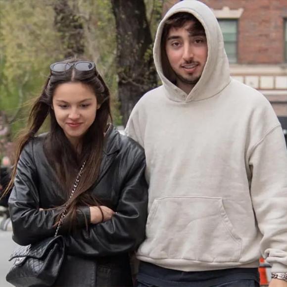 Olivia Rodrigo, DJ Zack Bia, Olivia Rodrigo và DJ Zack Bia chia tay nhau sau 6 tháng hẹn hò?, tin đồn Olivia Rodrigo và DJ Zack Bia một lần nữa được rấy lên, sao Hollywood