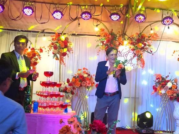 Thương Tín xuất hiện tại một đám cưới ở Hà Tiên. Nam tài tử cầm micro biểu diễn trên sân khấu khiến ai cũng nghi ngờ ông đi hát mưu sinh.