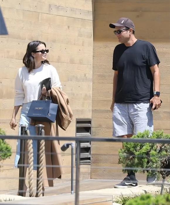 Selena Gomez, Selena Gomez bắt gặp hẹn hò chớp nhoáng với người đàn ông bí ẩn, sao Hollywood
