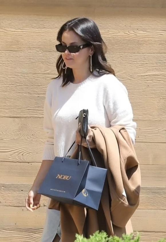 Selena Gomez, Selena Gomez bắt gặp hẹn hò chớp nhoáng với người đàn ông bí ẩn, sao Hollywood