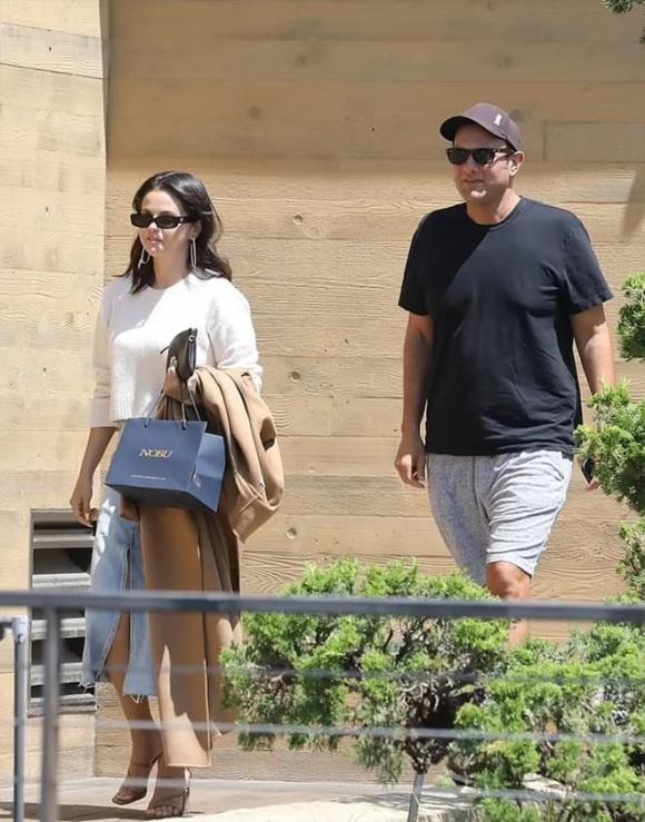 Selena Gomez, Selena Gomez bắt gặp hẹn hò chớp nhoáng với người đàn ông bí ẩn, sao Hollywood