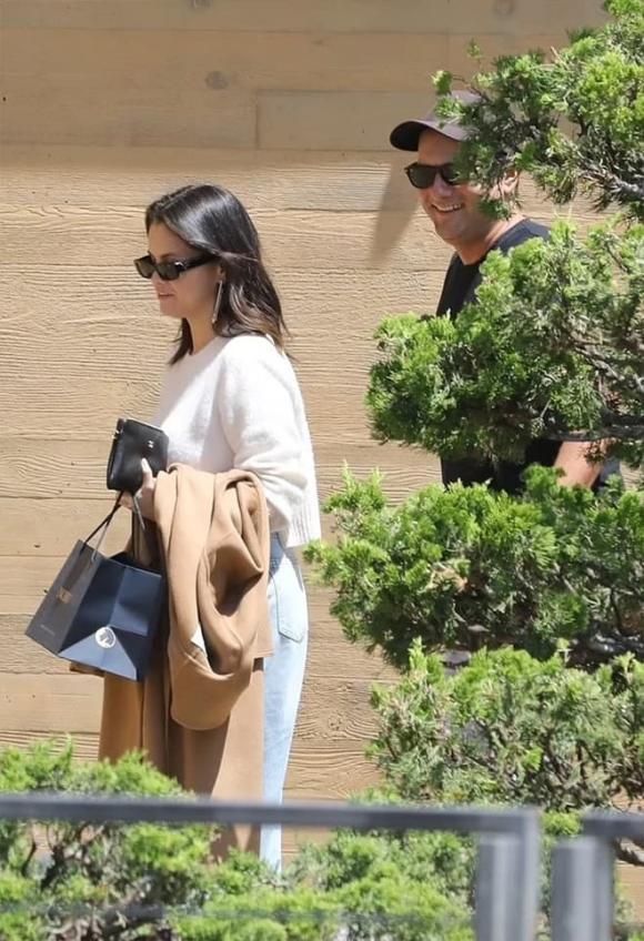 Selena Gomez, Selena Gomez bắt gặp hẹn hò chớp nhoáng với người đàn ông bí ẩn, sao Hollywood