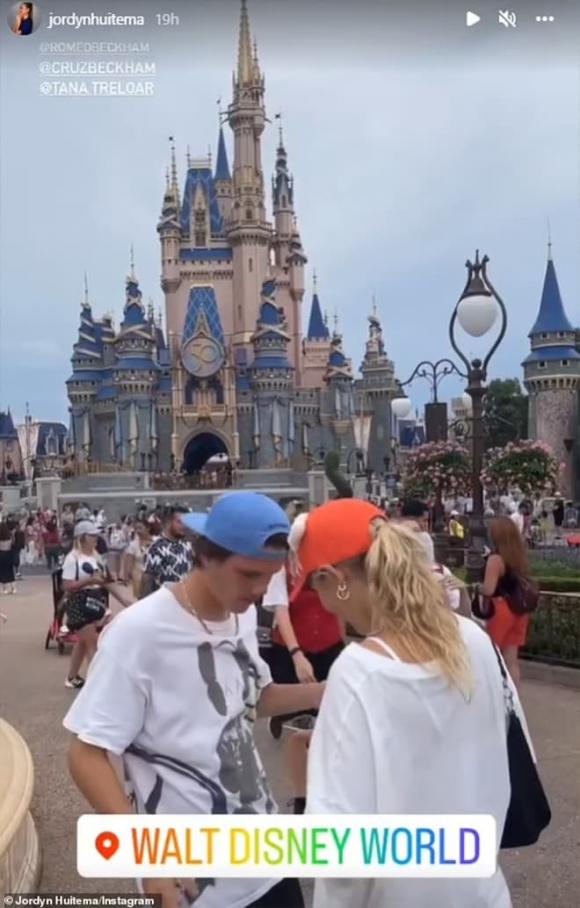 Romeo Beckham, Brooklyn, Cruz, bạn gái Tana, vợ Nicola Peltz, Romeo Beckham tận hưởng chuyến đi chơi cùng em trai Cruz và bạn gái của em ấy, Brooklyn trao nụ hôn ngọt ngào tới vợ Nicola Peltz của mình