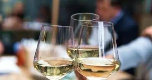 uống rượu, bàn nhậu, ứng xử trên bàn rượu