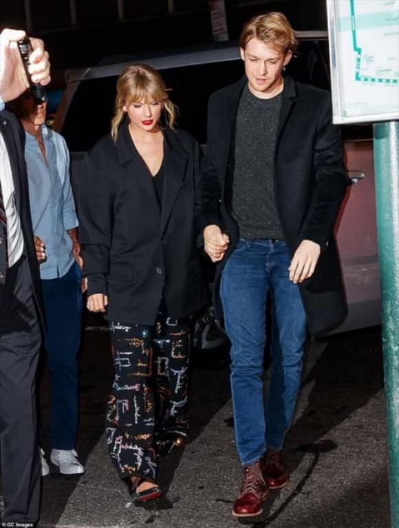 Taylor Swift,  Joe Alwyn, Taylor Swift và Joe Alwyn đi ăn tối cùng Lena Dunham, nữ ca sĩ không đeo nhẫn giữa tin đồn nam diễn viên cầu hôn, sao Hollywood