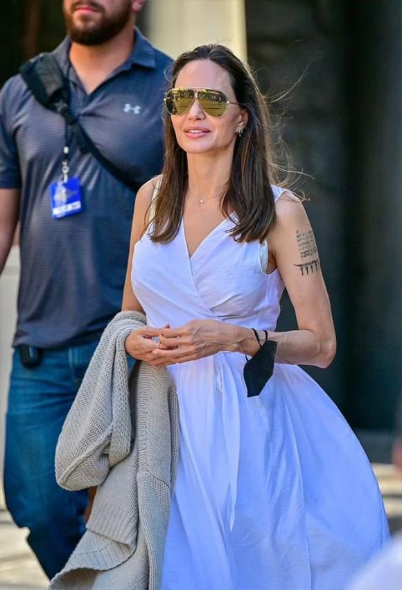 Cậu út Knox, Angelina Jolie, Cậu út Knox tiếp tục lộ diện bên Angelina Jolie, Angelina Jolie trông rạng rỡ bên cậu con trai út Konx  khi đi mua sắm tại Los Angeles, sao Hollywood