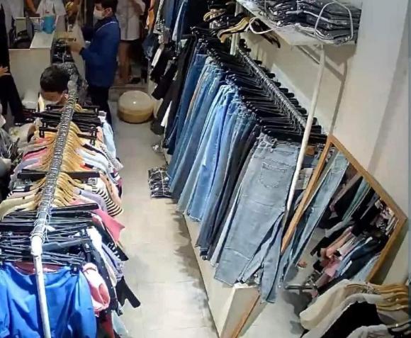 đi vệ sinh vào khe gió máy lạnh, chuyện lạ, đau bụng