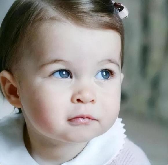 Công chúa Charlotte, hoàng gia anh, đôi mắt xanh